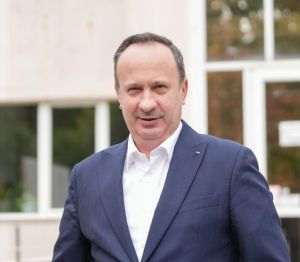 "The entire purchase made by the Chancellery is illegal, as is any settlement made by the Government on those utility vehicles. The Prime Minister's Chancellery should terminate the contract and return the vehicles. If it doesn't have cars, it should ask ANAF to find them at the confiscations - the car park is full. If it wants cars, it should make a loan at RAPPS, but it should fall within the SGG fuel quota," said Adrian Câciu. (Photo source: facebook / Adrian Câciu)